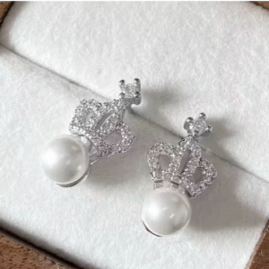 Crown Pearl Necklace Set In white color