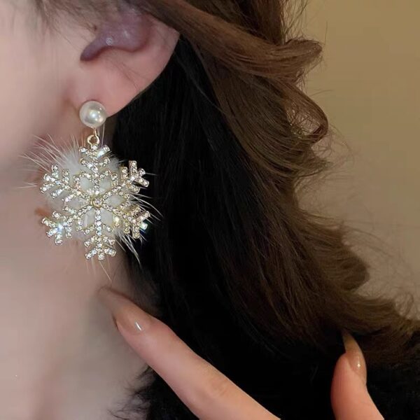 Christmas Snowflake Earrings Women's Full Diamond Pearl Plush Earrings - Image 10