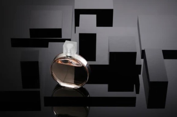 Wondering what perfume Rihanna wears? Her go-to fragrance is Love, Don’t Be Shy by Kilian, known for its irresistible sweetness