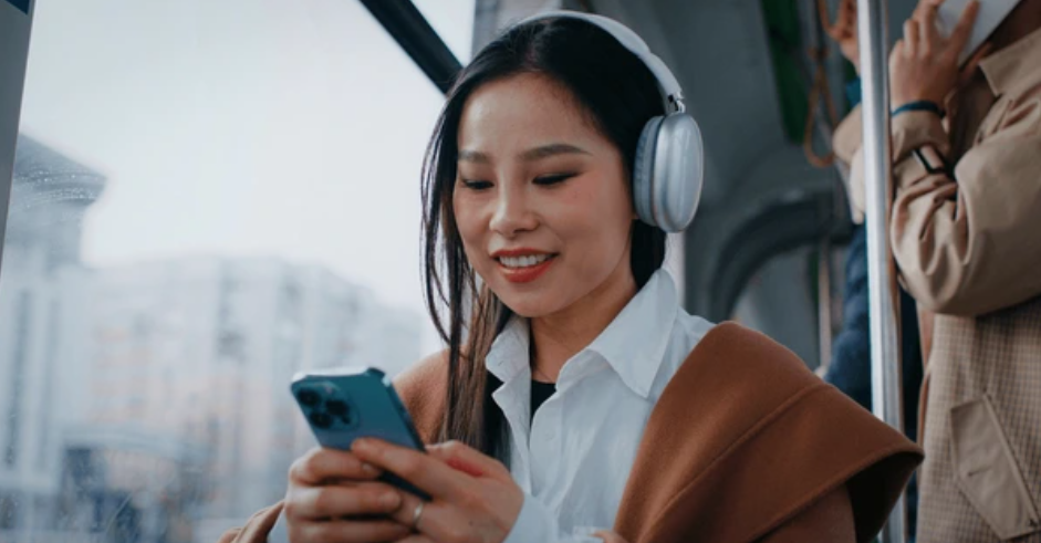 Infographic comparing key features of Bluetooth 5.3 vs 5.4 for smarter wireless technology